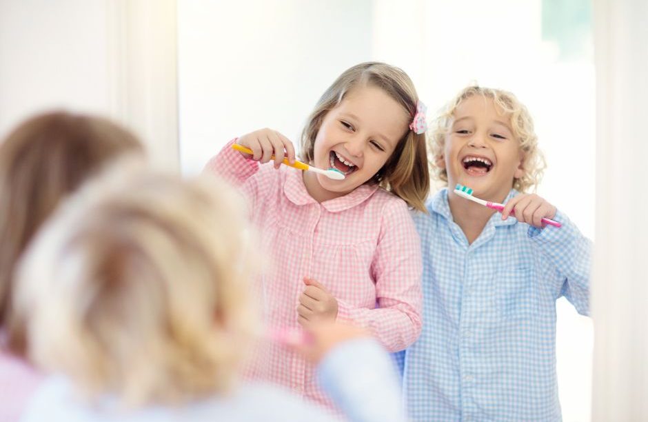 children brushing teeth